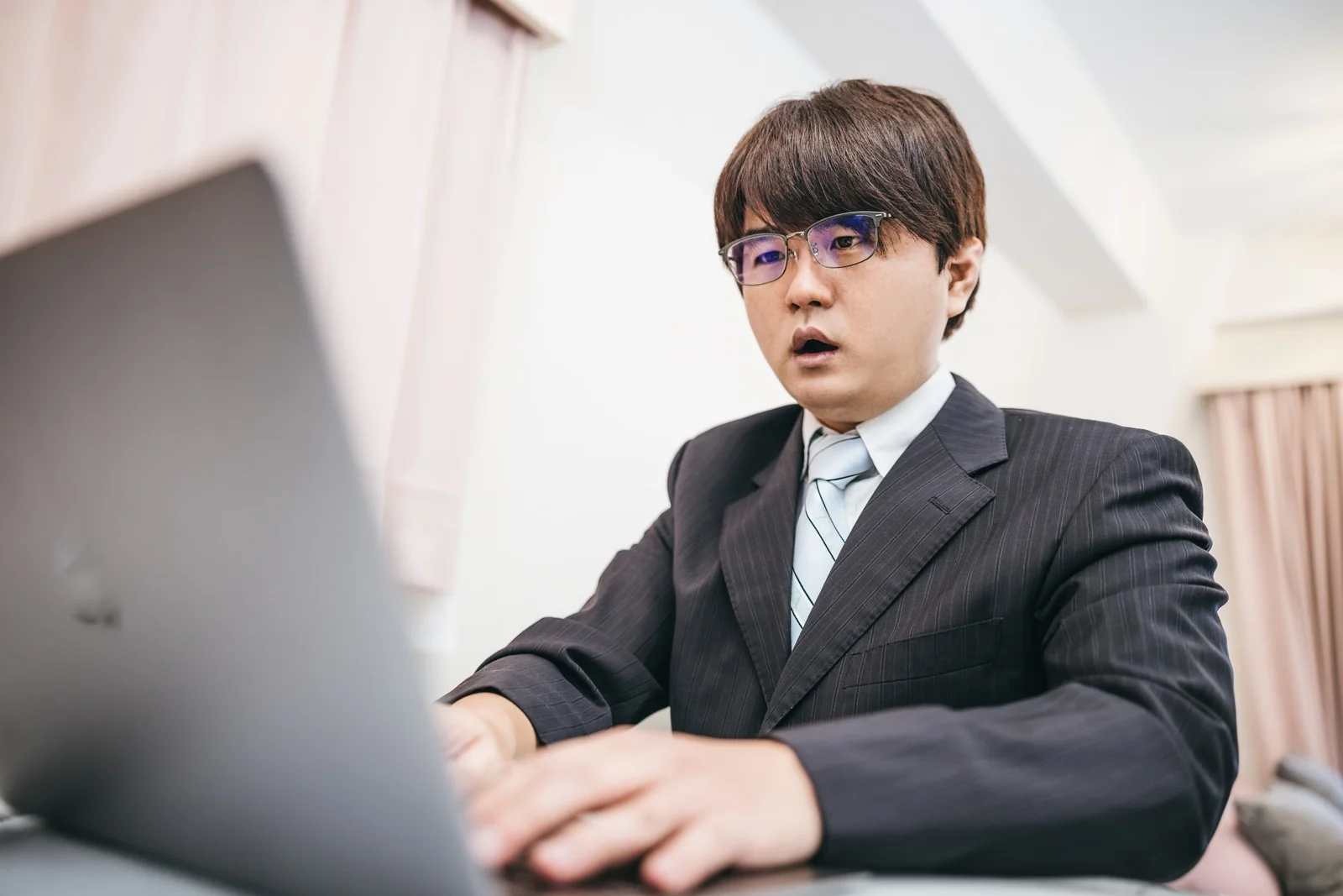 PCを打ち込む男